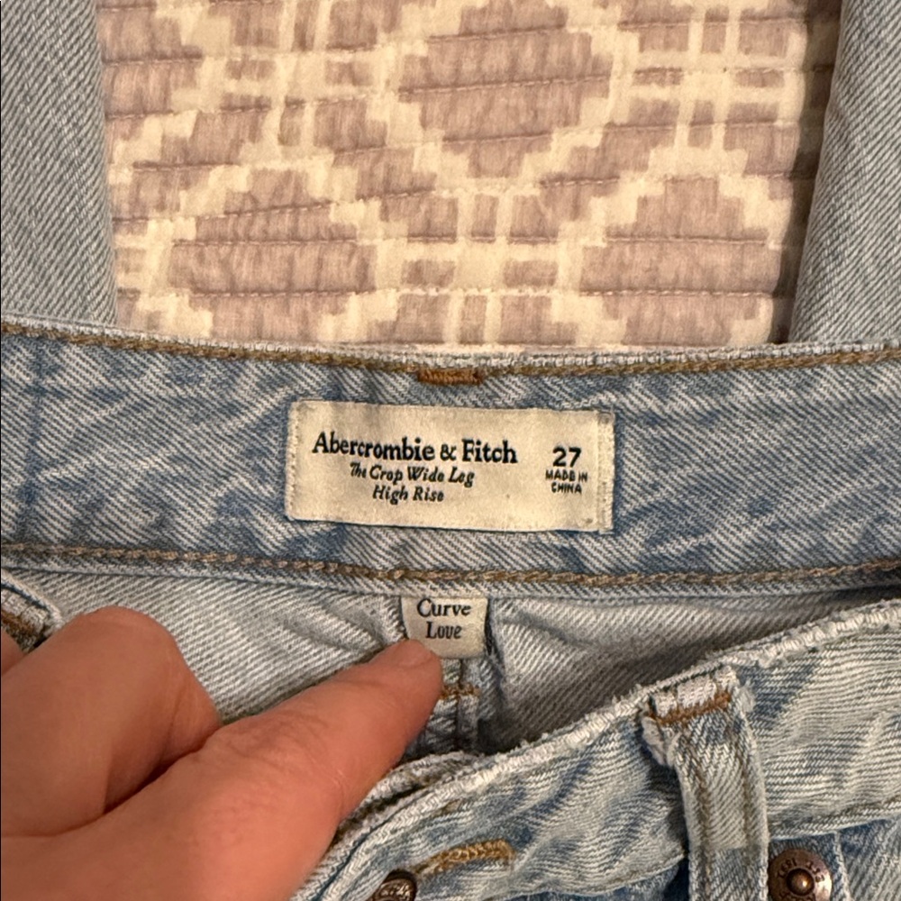 Abercrombie & Fitch Curve Love High Rise Wide Leg Cropped Jean - Picture 8 of 9